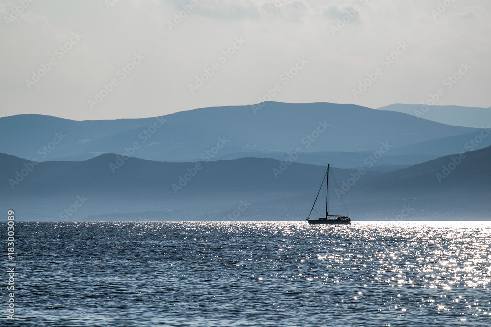 Naklejka premium boat on the sea in the distance
