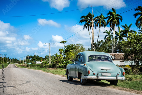 HDR - Amerikanischer grüner Chevrolet Oldtimer parkt am Strassenrand in der Provinz Villa Clara in Cuba - Serie Cuba Reportage © mabofoto@icloud.com