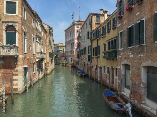 perspective of one of the canals of Venice, with its typical houses and boats © Carmein