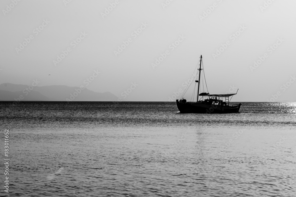 Naklejka premium boat on the sea in the distance 