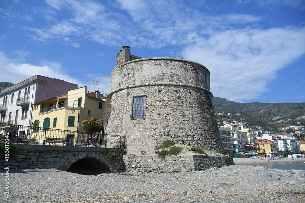 Alassio, mittelalterlicher Wachturm am Strand
