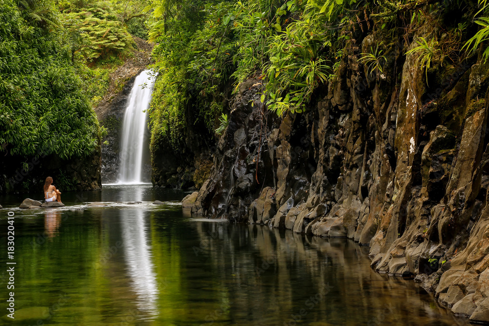 Fototapeta premium Wodospad Wainibau na końcu szlaku Lavena Coastal Walk na wyspie Taveuni na Fidżi