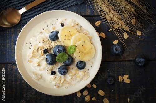 Картината върху платно Overhead view of Overnight oats with blueberries and bananans / Healthy eating c