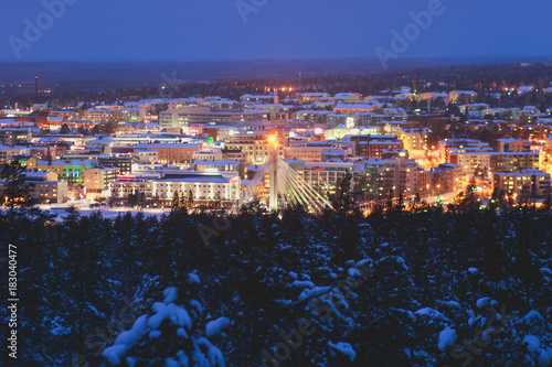 Foto Night winter view of Rovaniemi city, Lapland, Finland