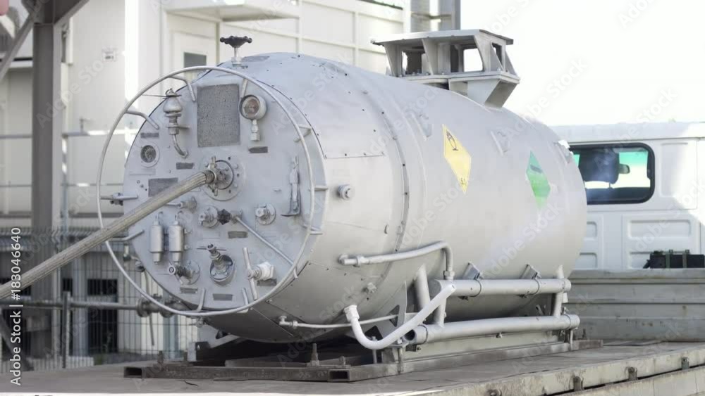 Filling metal tank with liquid oxygen Filling metal tank with liquid oxygen