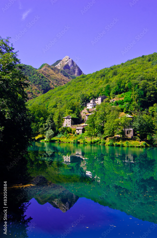 Obraz premium mountain lake with small hamlet and historic church