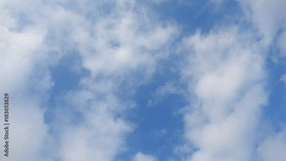 青空、下へ流れる雲と、左上へ流れる雲です。 青空、下へ流れる雲と、左上へ流れる雲です。