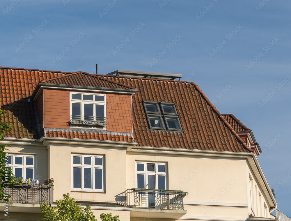 Fenster und Dachgaube eines alten Hauses