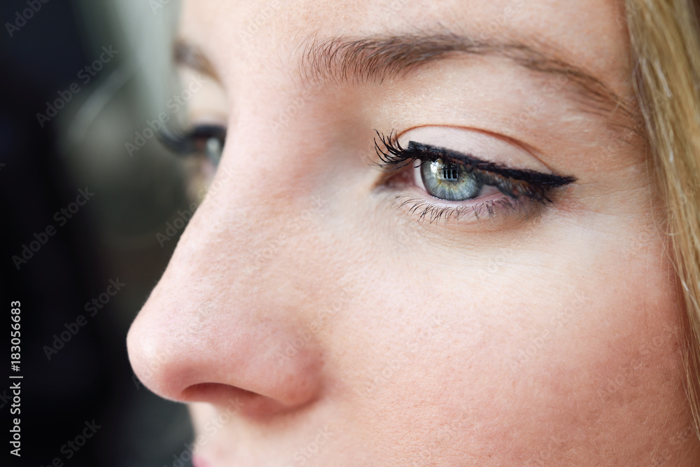 Obraz premium Close-up shot of blue eye of young woman