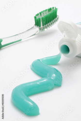 salud bucodental, hilo dental y pasta dentífrica con cepillos de dientes