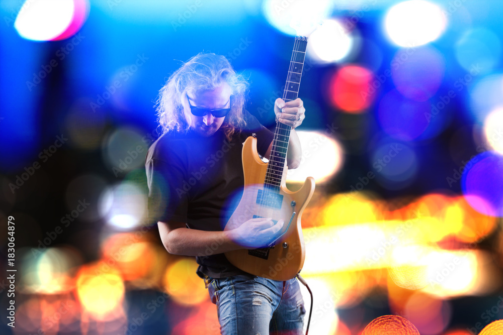 Obraz premium Rock star on the background of spotlights