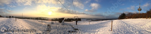 Hoherodskopf (Vogelsberg) bei Sonnenuntergang im Schnee