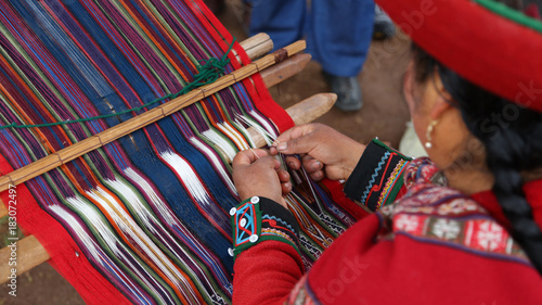 Cosiendo de forma tradicional en Chinchero, Perú photo