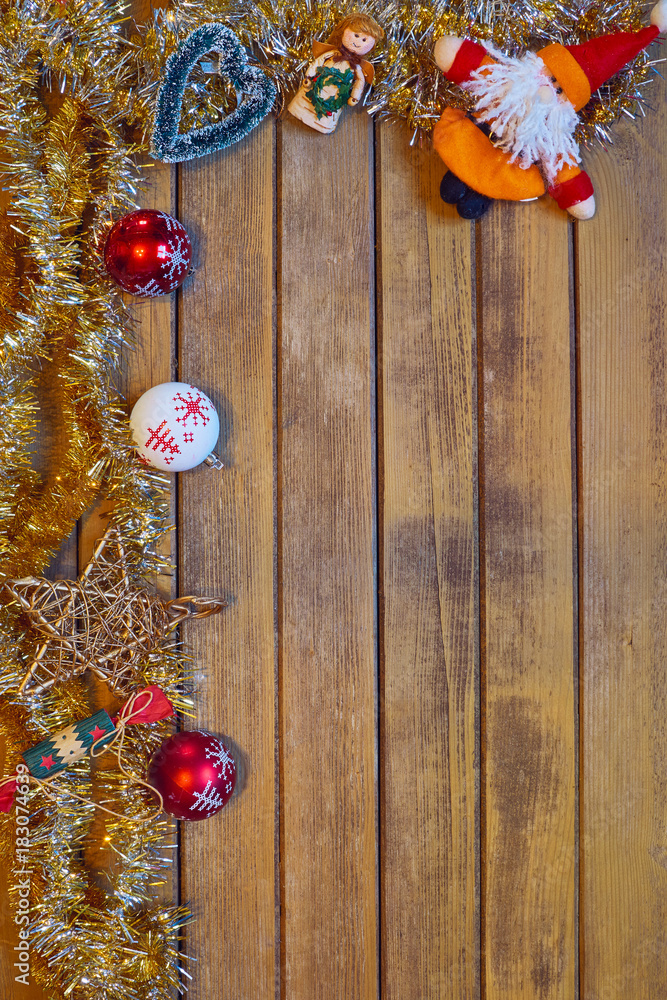 Décorations de Noël sur un fond en bois rustique. Décorations de Noël sur un fond en bois rustique.