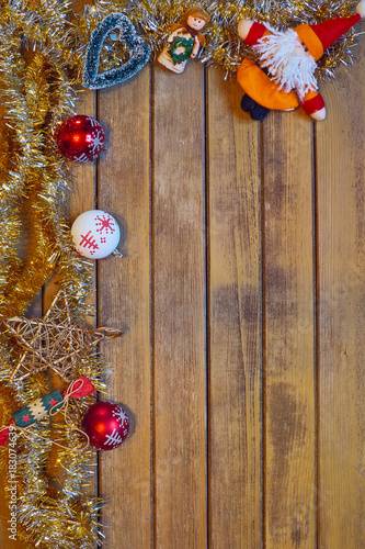 Décorations de Noël sur un fond en bois rustique.