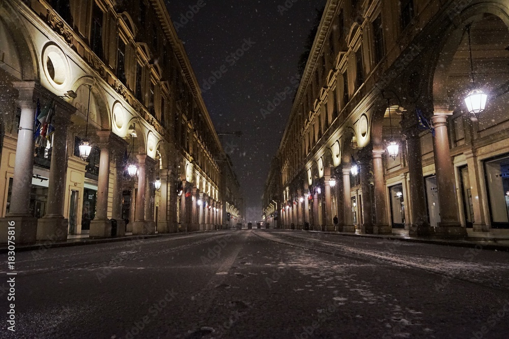 Torino via Roma di notte con la neve