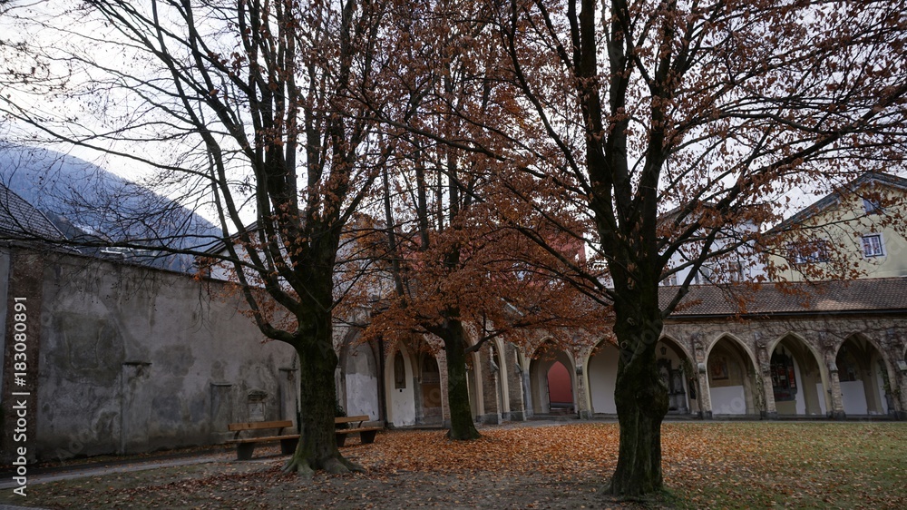 Schwaz Tirol Österreich, Stadtpark hinter der Pfarrkirche Maria Himmelfahrt im Herbst