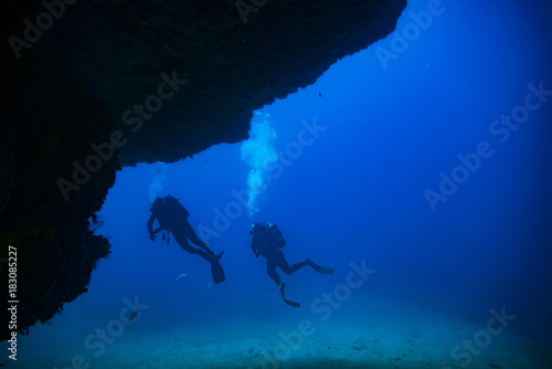 divers near a wall