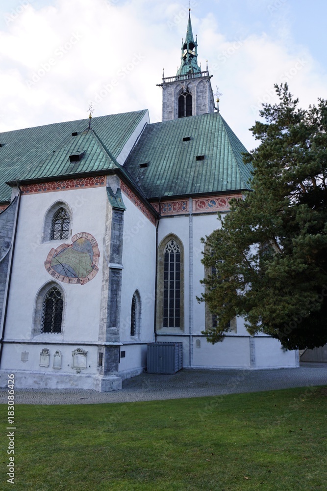 Schwaz Tirol Österreich, Sonnenuhr an der Pfarrkirche Maria Himmelfahrt im Stadtpark