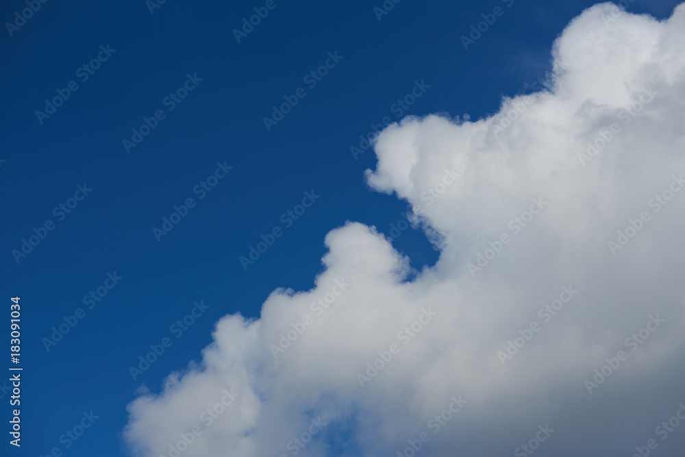Obraz premium One cloud on deep blue heaven