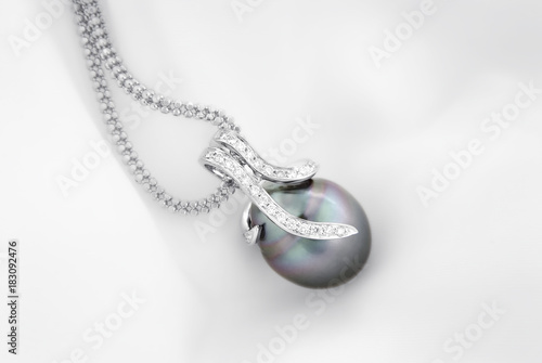 Obraz na plátně White gold pendant with tahitian pearl and diamonds