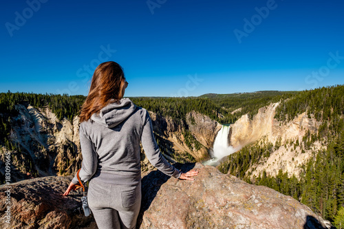 Obraz na płótnie Tourist overlooking waterfall in Yellowstone w salonie
