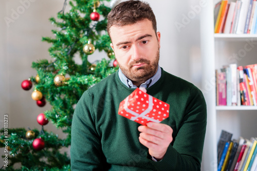 Photographie Funny face of a man disappointed by the small gift box
