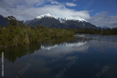 Fototapeta Naklejka Na Ścianę i Meble -  Rio Yelcho in the Aysen Region of southern Chile. Large body of fresh water surrounded by lush forest and snow capped mountains.
