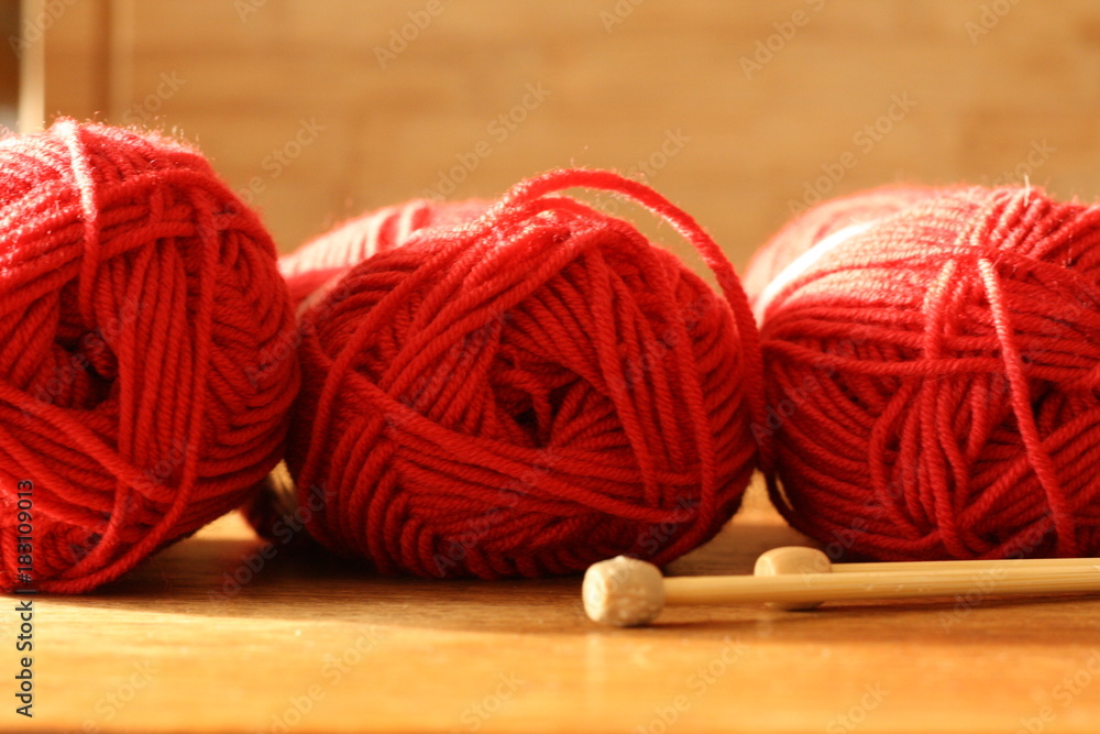 wolle, rot, drei, stricknadeln, hobby Stock Photo | Adobe Stock