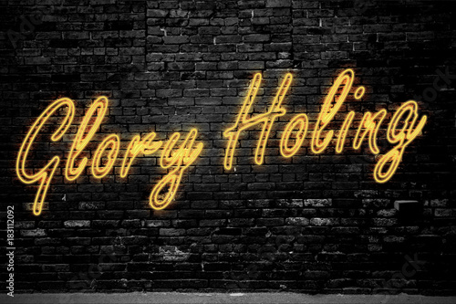 Foto Leuchtreklame Glory Holing an Ziegelsteinmauer