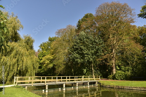 L'un des ponts en bois et son reflet dans l'eau enjambant un bras de l'étang principal ,au Vrijbroekpark à Malines