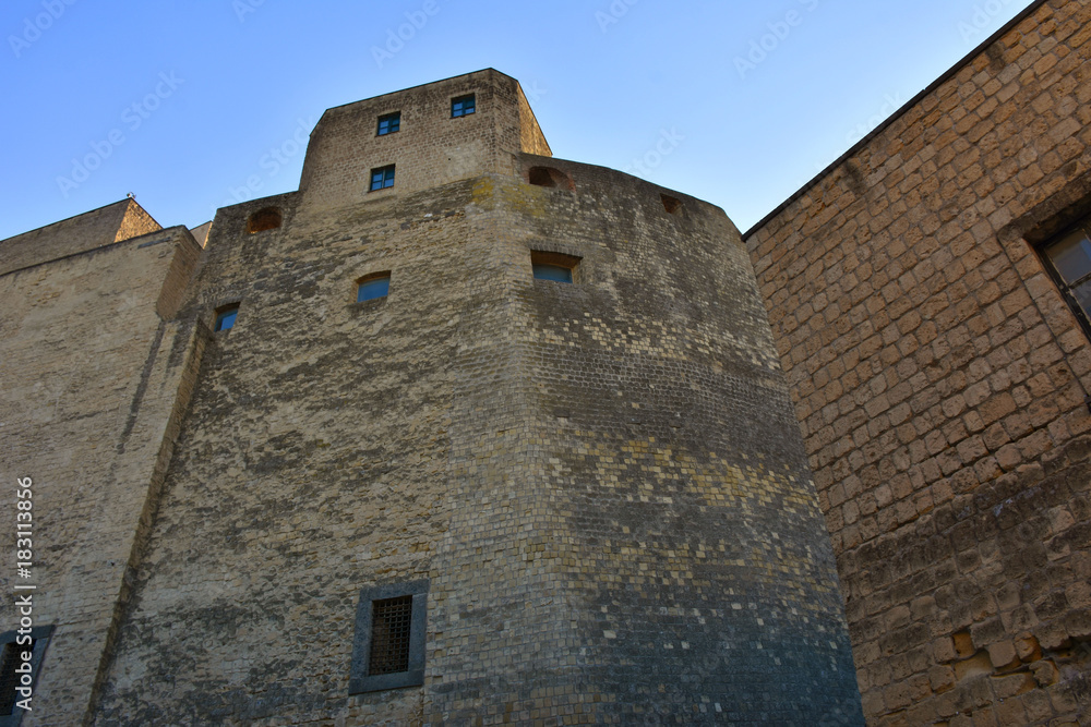 Napoli, Castel dell'Ovo (anno 1100 circa) è il castello più antico della città di Napoli, sorge sull'isolotto di tufo di Megaride. Facciata laterale. Napoli, Castel dell'Ovo (anno 1100 circa) è il castello più antico della città di Napoli, sorge sull'isolotto di tufo di Megaride. Facciata laterale.