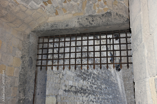 Napoli, Castel dell'Ovo (anno 1100 circa) è il castello più antico della città di Napoli, sorge sull'isolotto di tufo di Megaride. Grata scorrevole del portone d'ingresso photo