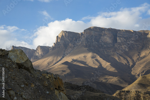 Горный пейзаж. Красивые скалы в живописном горном ущелье, солнечная погода, вечер, заход солнца, природа северного Кавказа
