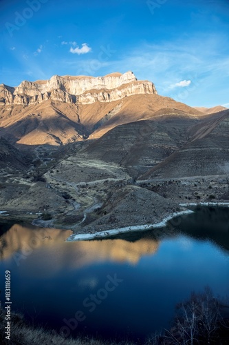 Горное озеро в живописном ущелье, панорама с красивыми скалами, водоем с голубой водой, природа Северного Кавказа © Ivan_Gatsenko