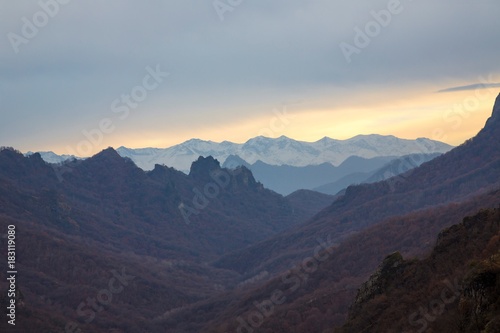 Горный пейзаж. Красивые скалы в живописном горном ущелье, солнечная погода, вечер, заход солнца, природа северного Кавказа
