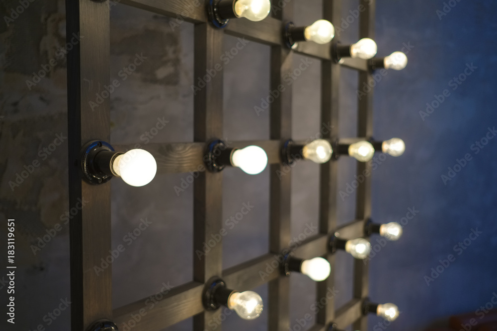 Obraz premium Old edison lamp mounted on wooden background