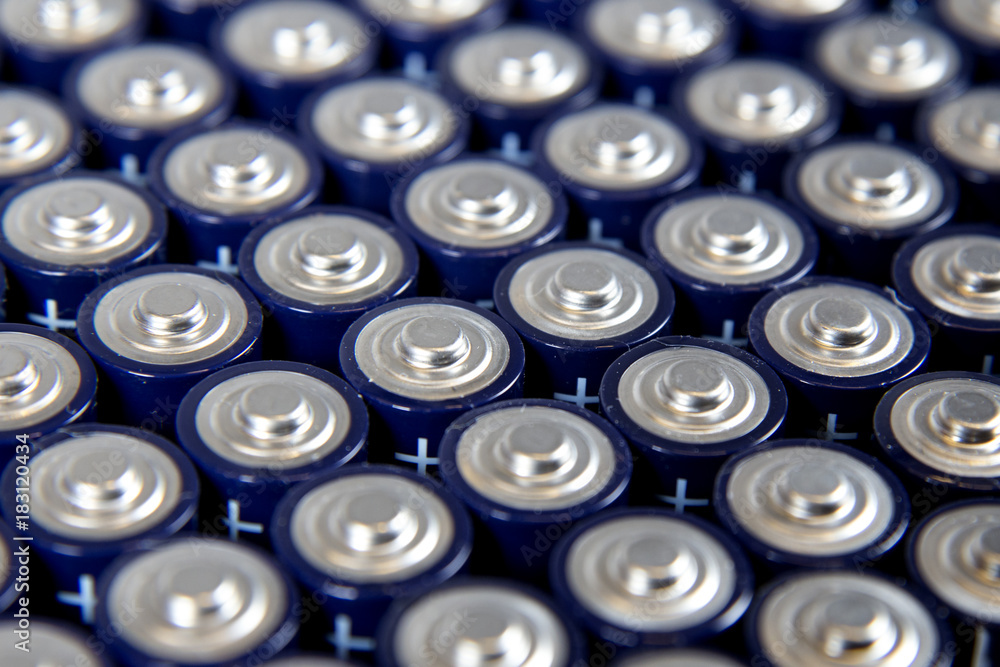 Composition with alkaline batteries Composition with alkaline batteries