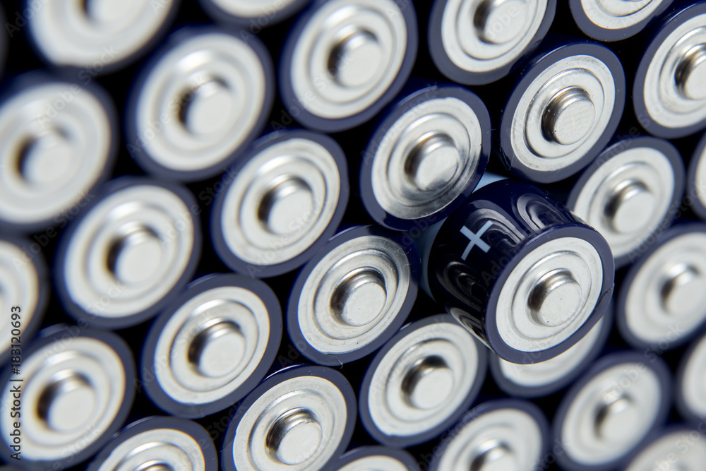 Composition with alkaline batteries Composition with alkaline batteries
