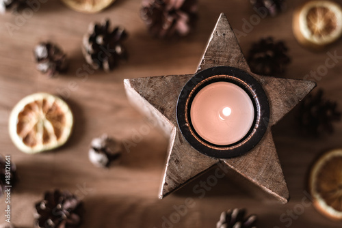 Adventskerze rechts im Bild