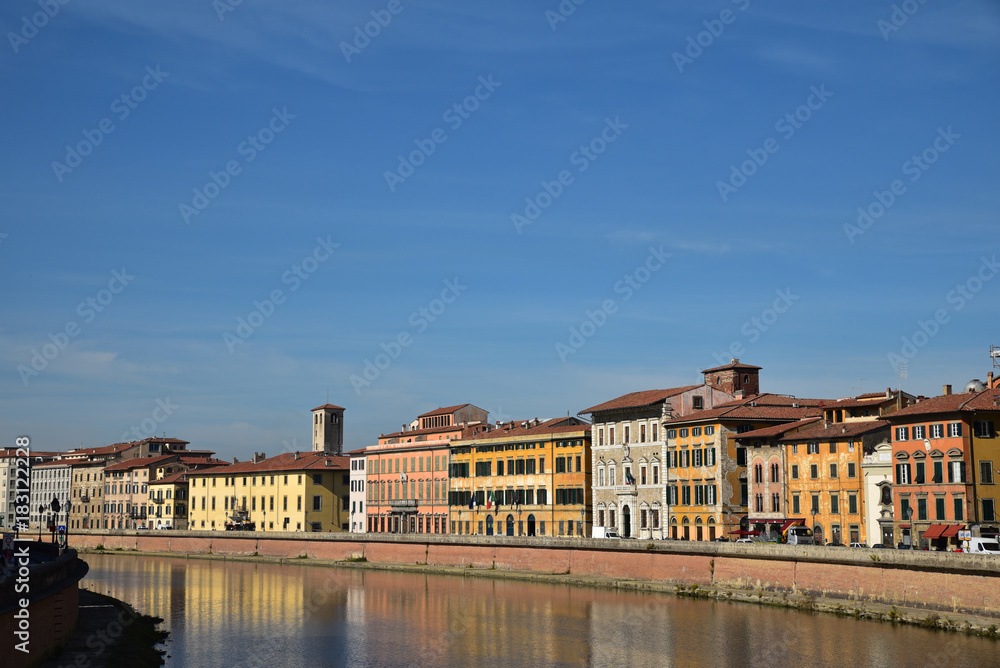 Palais colorés des quais de l'Arno à Pise en Toscane, Italie