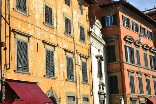 Palais rose et jaune à Pise en Toscane, Italie