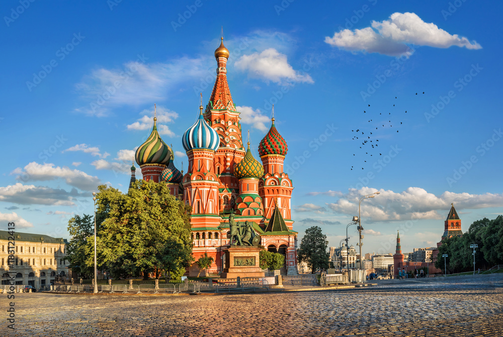 Солнечный вечер на Красной Площади St. Basil's Cathedral on Red Square in the light of the sun Солнечный вечер на Красной Площади St. Basil's Cathedral on Red Square in the light of the sun