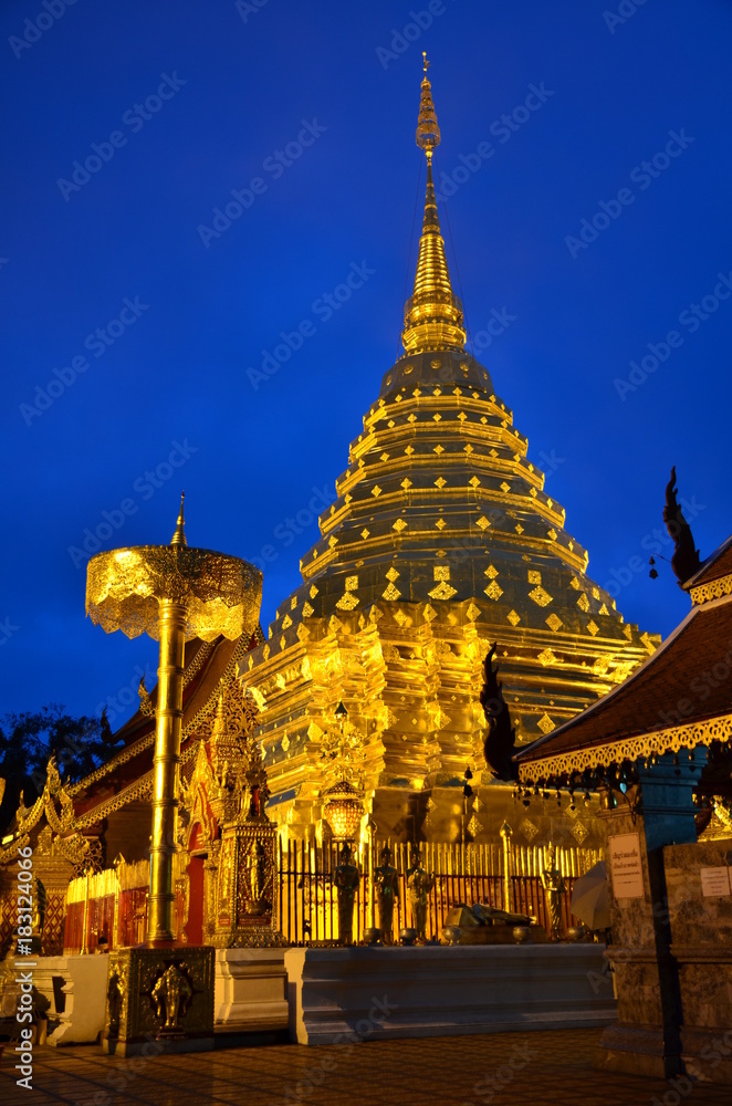 Fototapeta premium WAT PHRA DOI SUTHEP GRANDE STUPA CHIANG MAI THAÏLANDE 