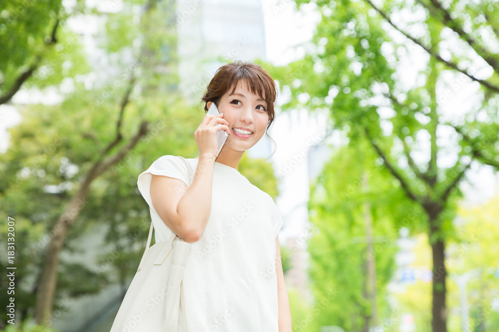 笑顔の女性　電話