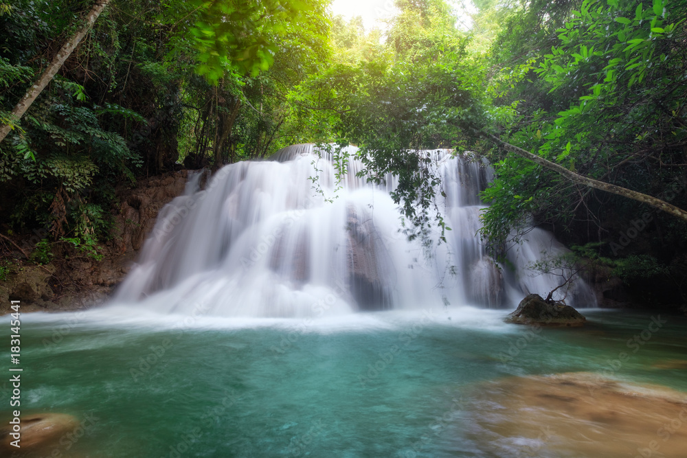 Fototapeta premium Piękny wodospad Huay Mae Khamin w tropikalnym lesie deszczowym w parku narodowym Srinakarin