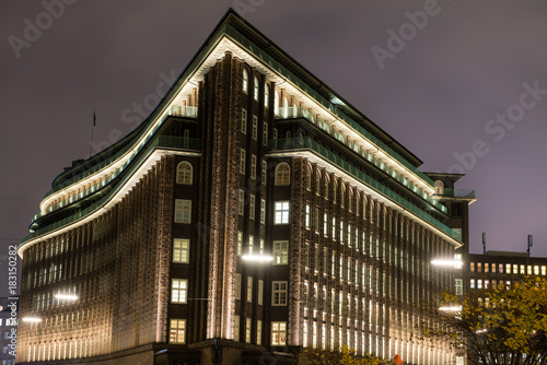 Chilehaus bei Nacht photo