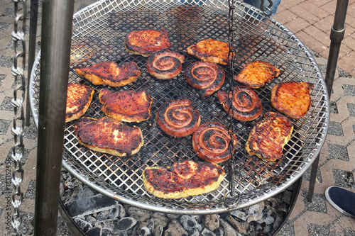 Grill mit Steaks und Würstchen photo