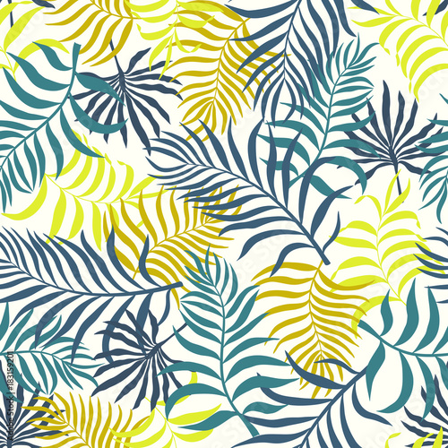 Tropical background with palm leaves. Seamless floral pattern. Summer vector illustration © bell1982