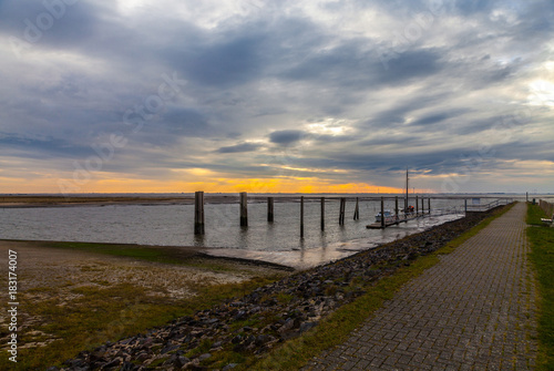 Hafeneinfahrt Spiekeroog mit Wolkenpanorama